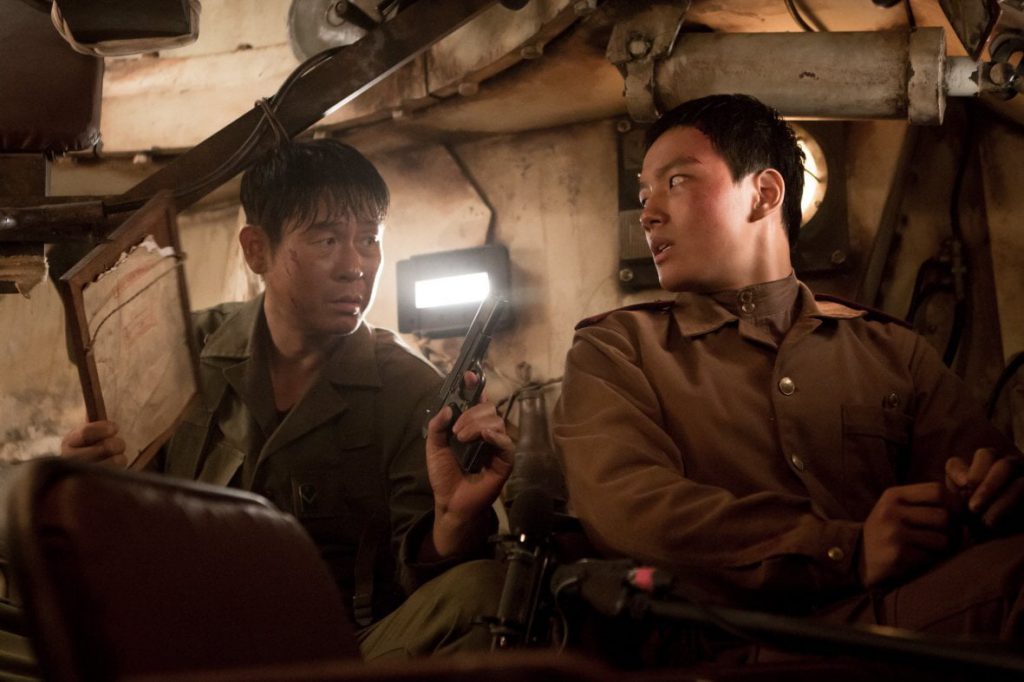 เรื่องราวเกิดขึ้นในปี 1953 ก่อนสิ้นสุดสงครามเกาหลีไม่นาน ภาพยนตร์เรื่องนี้มองว่า Sol Kyung-gu เป็นชาวนา Nam Bok ถูกผลักดันให้เข้าประจำการในกองทัพเกาหลีใต้ และถูกบังคับให้ทิ้งภรรยาและลูกที่เกิดใหม่ของเขาไว้เบื้องหลัง โดยได้รับภารกิจจัดส่ง เพื่อส่งเอกสารสำคัญทางการทหาร โชคไม่ดีสำหรับเขา ระหว่างทาง Nam Bok ตกหล่นจากการโจมตีของศัตรู สูญเสียหีบห่อของเขาในกระบวนการและติดอยู่ในดินแดนอันตราย ในไม่ช้าเส้นทางของเขาก็ตัดกับเส้นทางของทหารเกาหลีเหนือที่ชื่อยองกวาง (ยอจินกู) ผู้รอดชีวิตเพียงคนเดียวในทีมของเขา ผู้ซึ่งพยายามจะกลับบ้านในรถถังที่เขาแทบไม่รู้จักวิธีขับรถ และใครที่เพิ่งเกิดขึ้น เพื่อรับเอกสารที่หายไปของนัมบก แม้ว่าในตอนแรกทั้งสองจะพยายามฆ่ากันเอง สถานการณ์ที่สิ้นหวังผลักดันให้พวกเขาร่วมมือกัน และมิตรภาพที่ลังเลก็ค่อยๆ พัฒนา